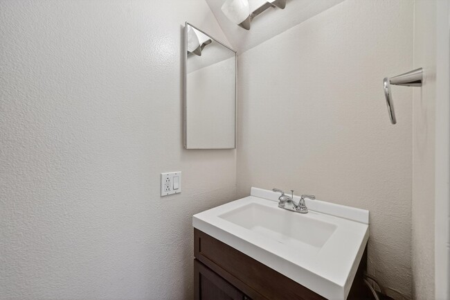 Building Photo - Spacious 3-Bedroom Townhome in Orangethorp...