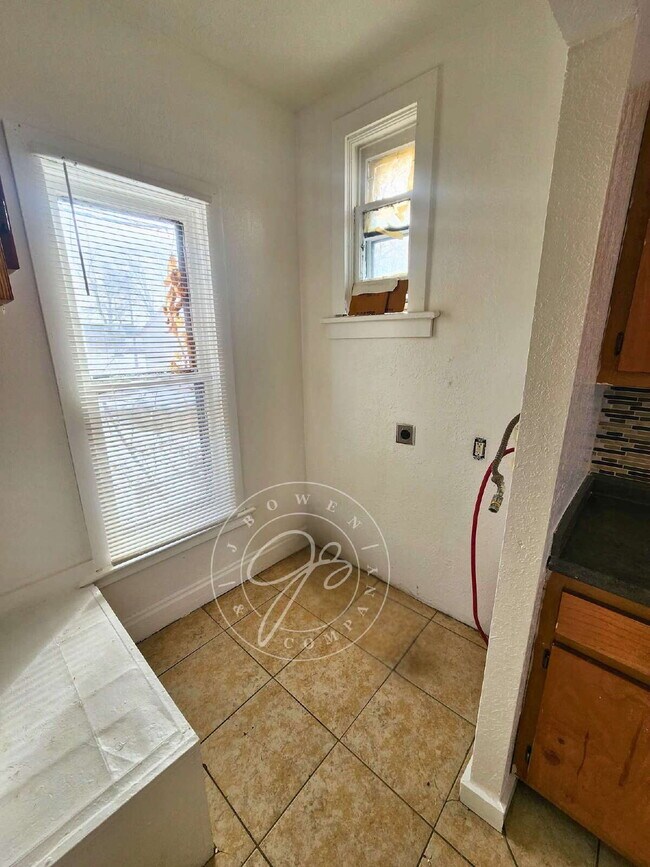 Building Photo - 4 bed 2 bath home with over 1600 Sq Feet!