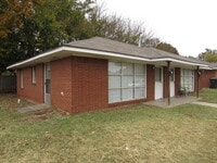 Building Photo - (2) Bed/(1) Bath Duplex! Great Campus Loca...