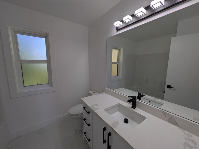 Building Photo - View of the Bay! 3 Bed 3.5 Bath with Garage!