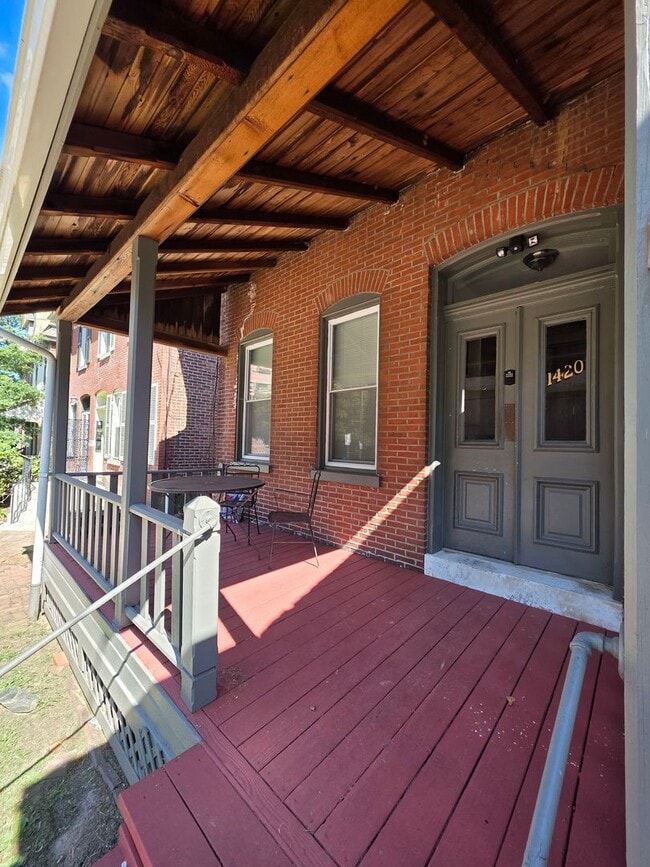 Primary Photo - 1420 N Van Buren St