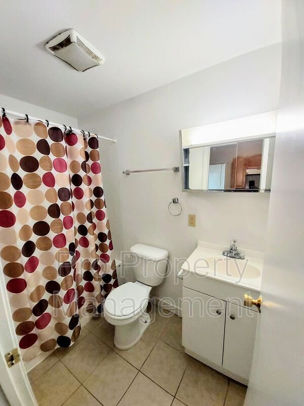 Building Photo - 815 E Main St