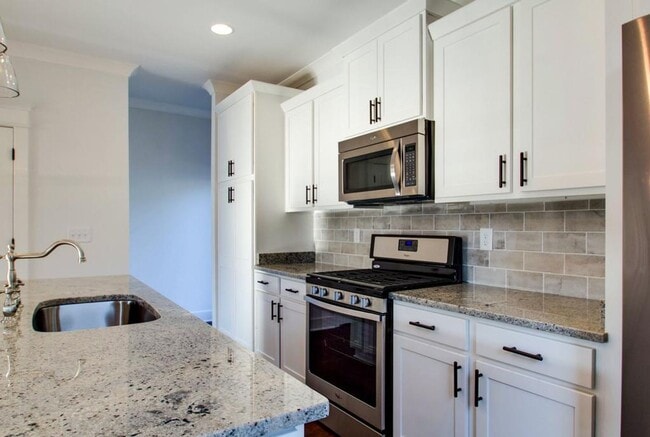 Building Photo - 2 Bedroom, 2.5 Bath Home in East Nashville