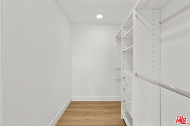 Building Photo - 3647 Grand View Blvd