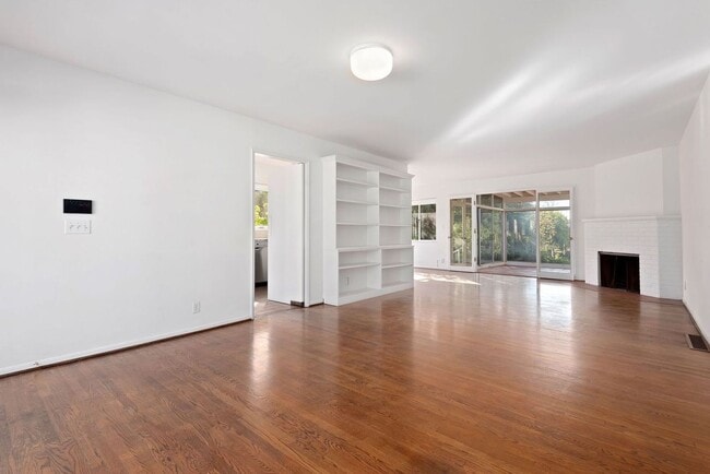 Building Photo - Located in the MUS - Unfurnished Serene El Bosque Home Available November