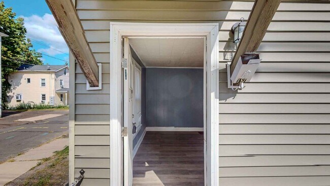 Building Photo - Newly Renovated 2 Bedroom Apartment - Heat...