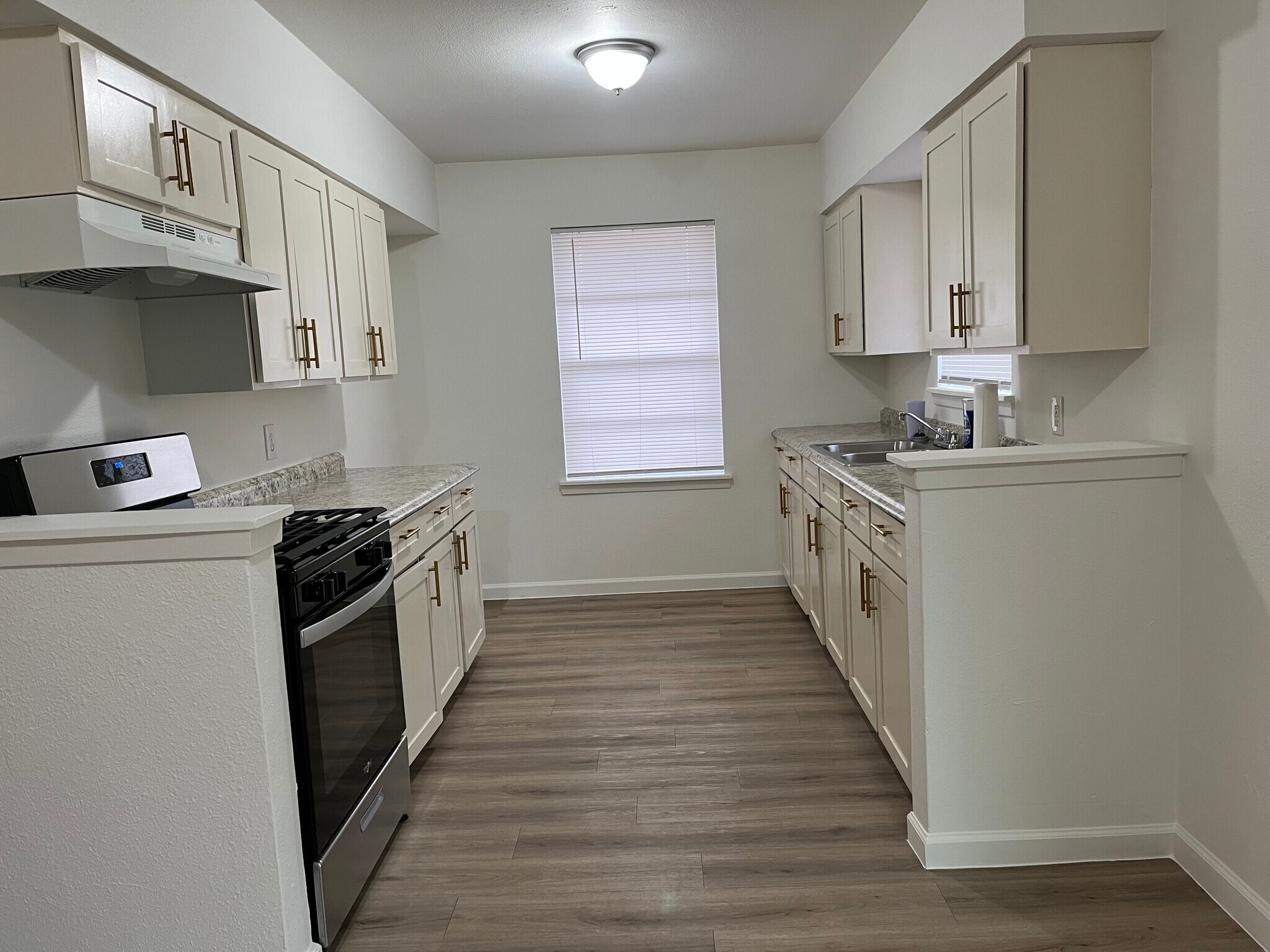 kitchen - 9216 Freeport Dr