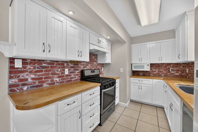 Building Photo - Minutes to the Beach! Updated 2 Bedroom Condo with Parking Included