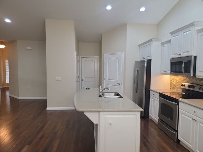 Building Photo - Single-Level Home with 2 Bedrooms & Den in...