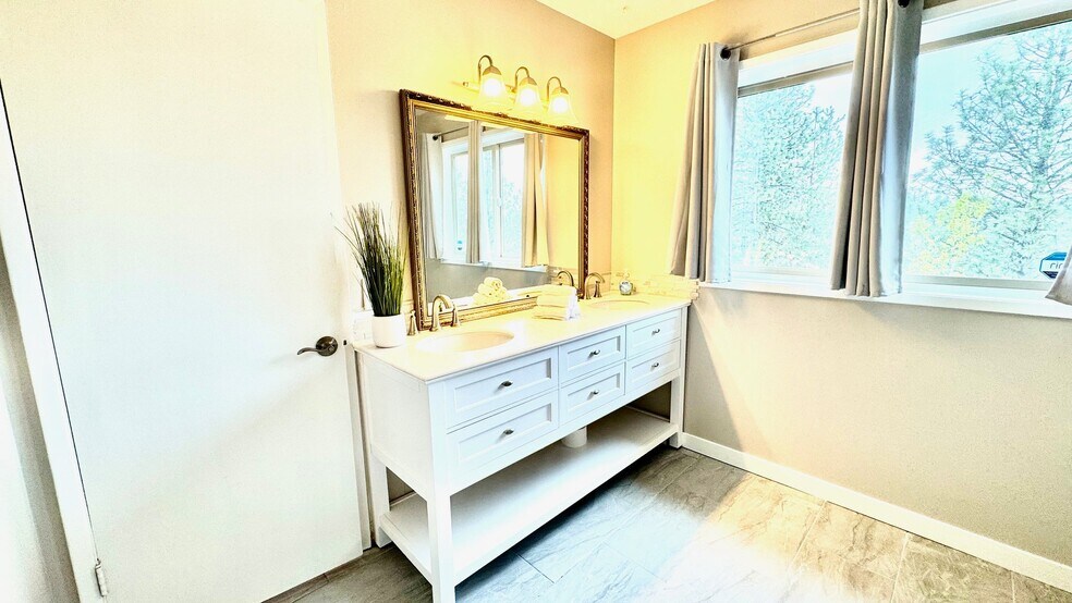 Building Photo - 3720 W Grandview Ave