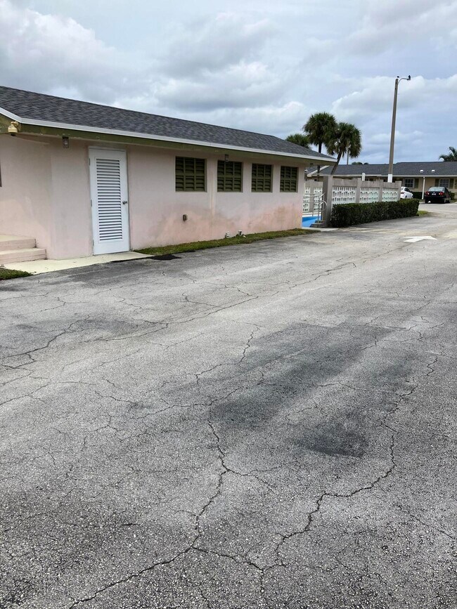 Building Photo - 5483 Cresthaven Blvd