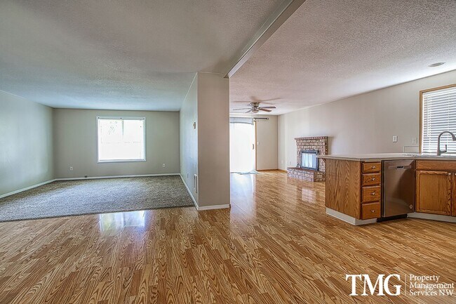 Building Photo - Large Ranch-style home with 3 Bed 2 Bath i...
