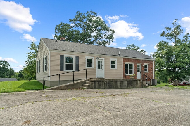 Building Photo - 2 Skyview Dr