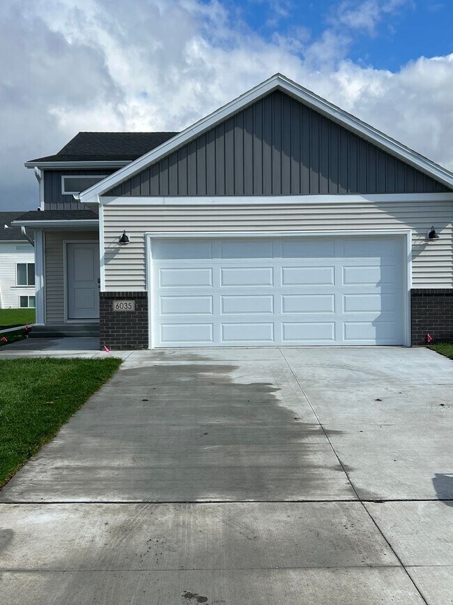 Building Photo - 4 Bed 3 Bath Single Family Home