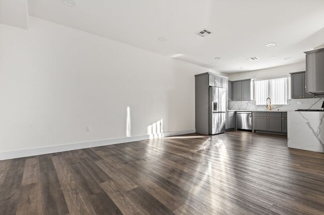 Building Photo - A beautifully designed and renovated 4 bed...