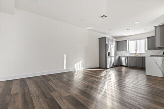 Building Photo - A beautifully designed and renovated 4 bed / 4 1/2 bath townhome located in the desirable Sawtell...