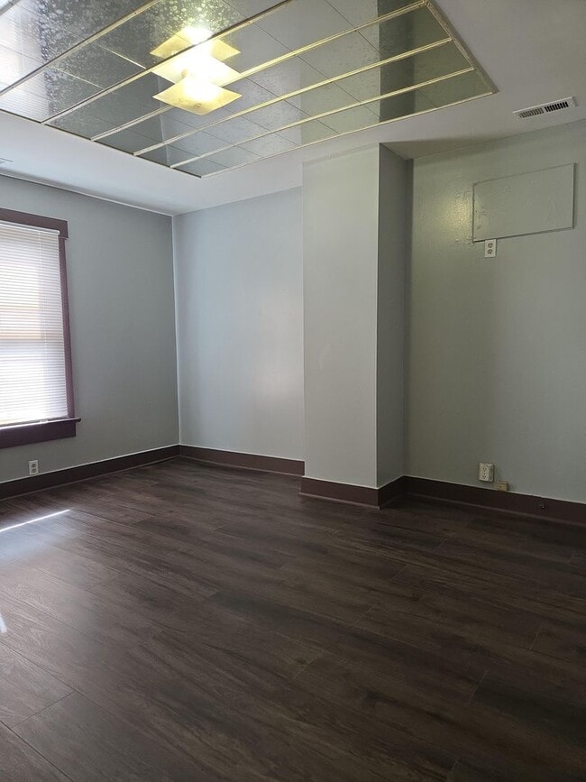 Building Photo - Great 4 bed 1.5 bath with detached garage ...