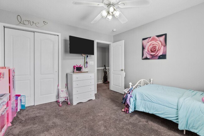 Building Photo - Luxurious 5-Bed, 2.5-Bath Home with Solar Panels in Newport News