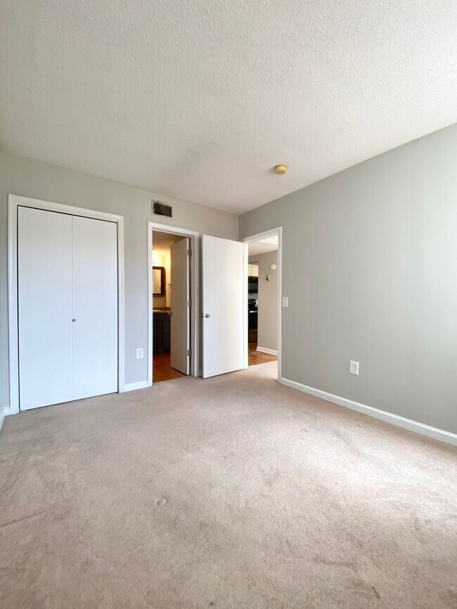 Building Photo - wh405