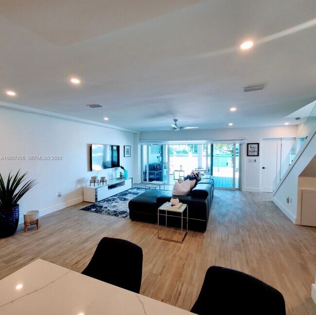 Building Photo - Beautiful waterfront townhouse in the heart of Miami