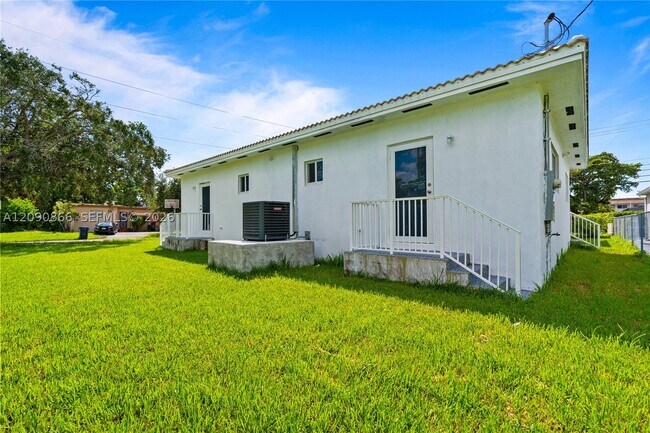 Building Photo - 580 Lee Dr