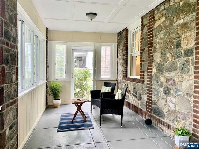 Building Photo - 211 Kenilworth Rd