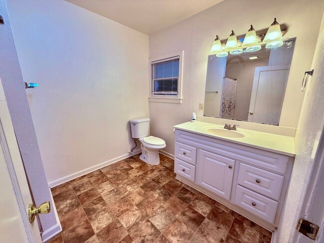 Building Photo - Charming 2-bedroom, 1-bathroom Duplex Loca...