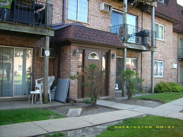 Primary Photo - 107 E Dundee Rd