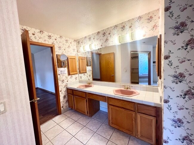 Building Photo - 1305 Manzano Way