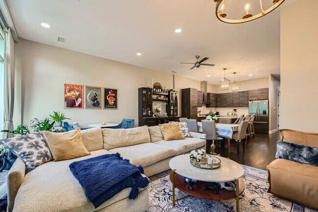 Building Photo - Beautiful 3 bedroom 3 Bathroom home