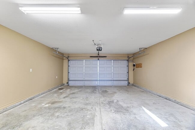 Building Photo - 5811 Oak Creek Drive