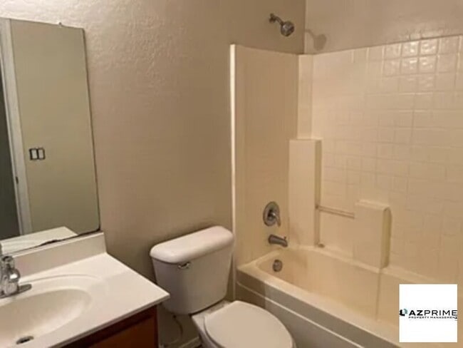 Building Photo - Nice Home