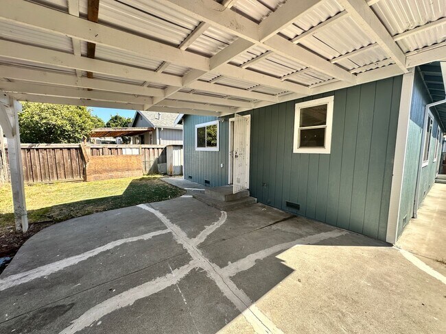 Building Photo - Nice & Quiet single family home in the cen...