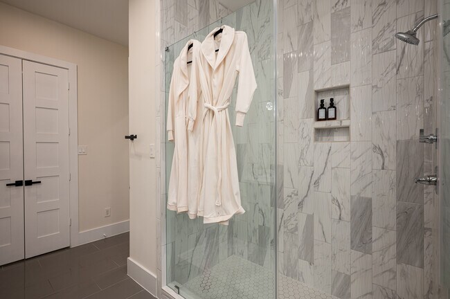 Building Photo - 913 Thompson St