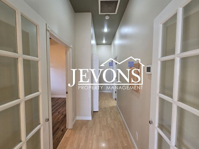 Building Photo - Move-in Special: $500 off your first month’s rent. Cozy 4-bedroom home with a fully equipped kitc...