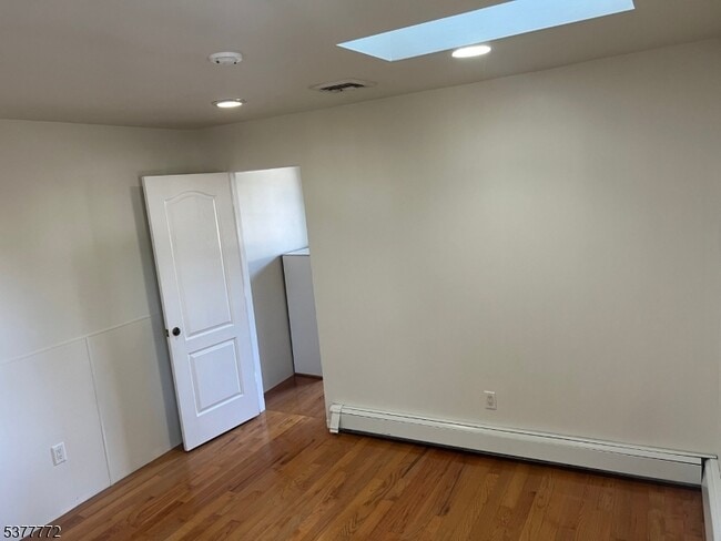 Building Photo - 156 E Linden Ave