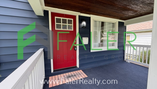 Building Photo - Show-stopping rental available!