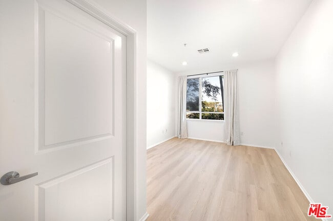 Building Photo - 6400 Crescent Prk E