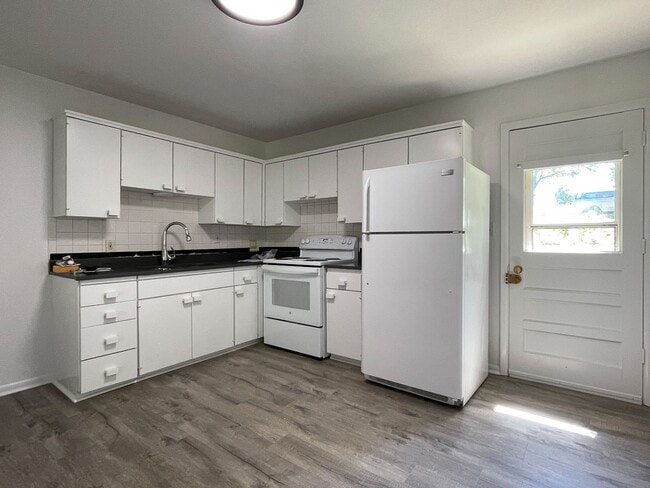 Building Photo - {10105} Charming 2 bedroom + 1 car garage + updated bathroom