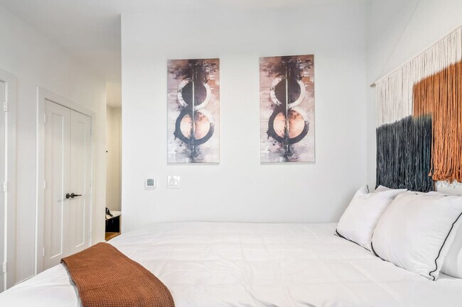 Building Photo - 701 Richmond Ave.