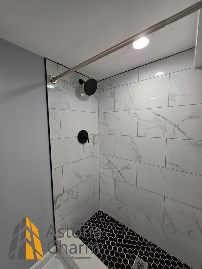 Building Photo - Fully Renovated 3 Bed 3 Bath End Unit Rowhome with Den, Ensuite and Finished Basement