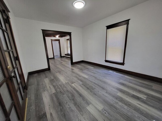 Building Photo - 523 W Maple Ave