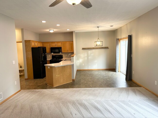 Building Photo - Newly Renovated 3 bed 3 bath 2 car garage ...