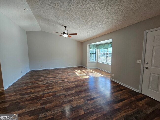 Building Photo - 425 Sunnyside Dr