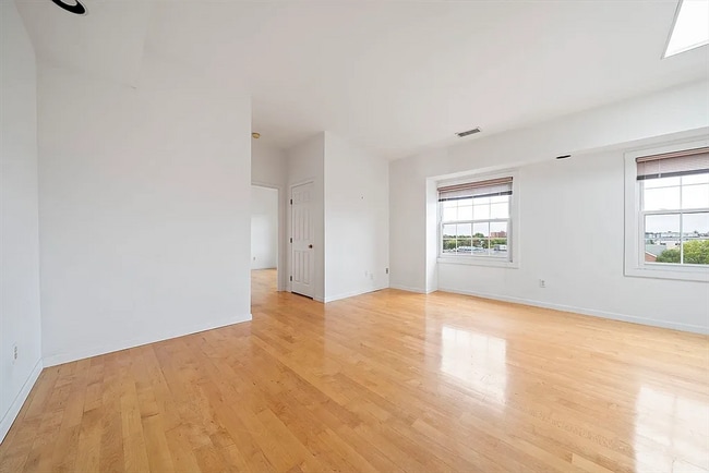 Building Photo - APT 403