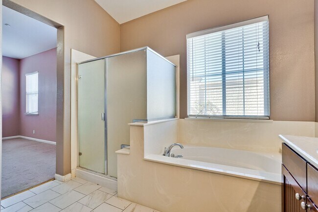 Building Photo - Spacious 3 Bedroom, 2 Bathroom Home with D...
