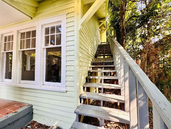 Building Photo - 2207 Bell St