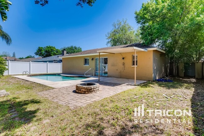 Building Photo - 1708 Hibiscus Cir N