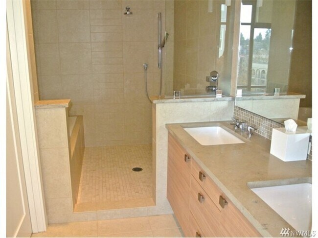 Building Photo - 2Bd/2Ba Bellevue Condo