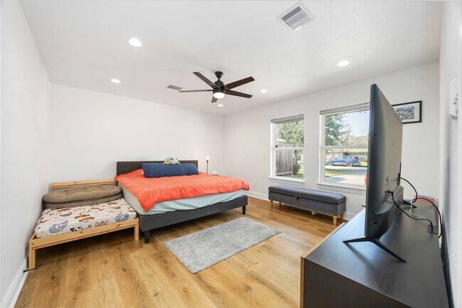 Building Photo - 2011 De Milo Dr